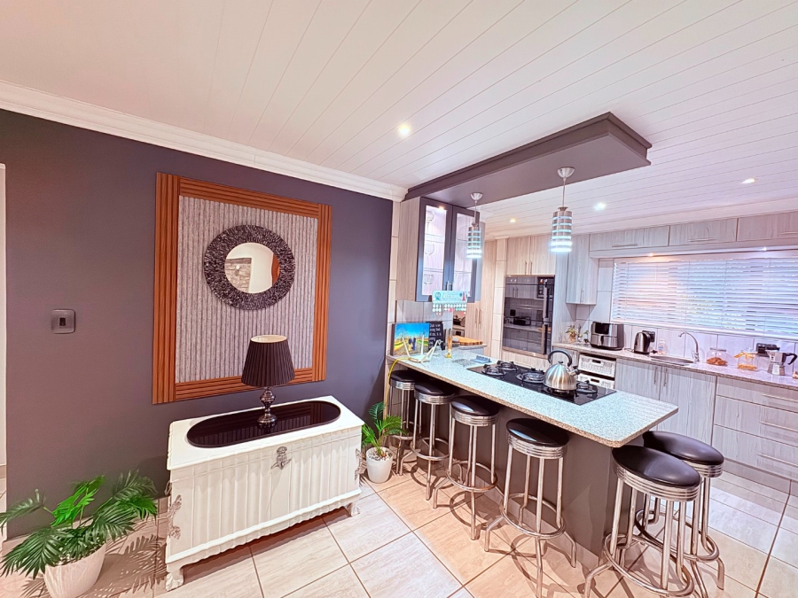 5 Bedroom Property for Sale in Reebok Western Cape